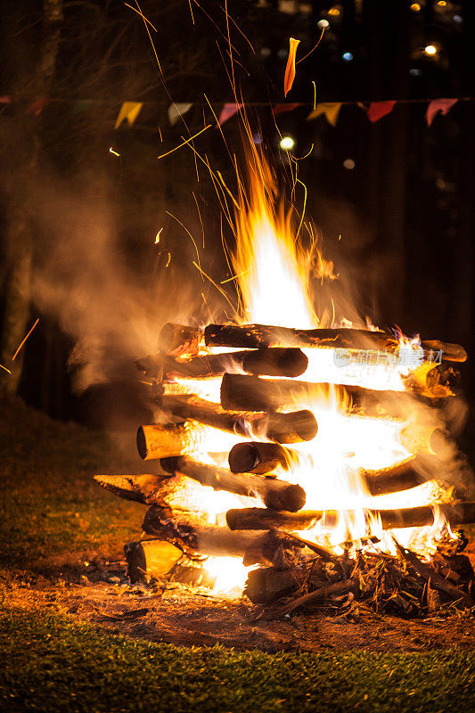 在巴西圣保罗州的乡村，篝火庆祝传统的六月节日