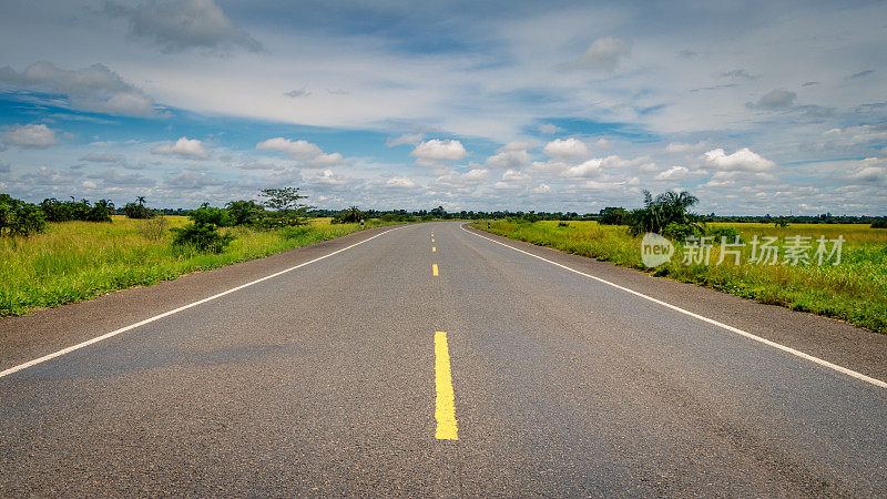 空无尽头的高速公路穿过乌干达的风景与复制空间。