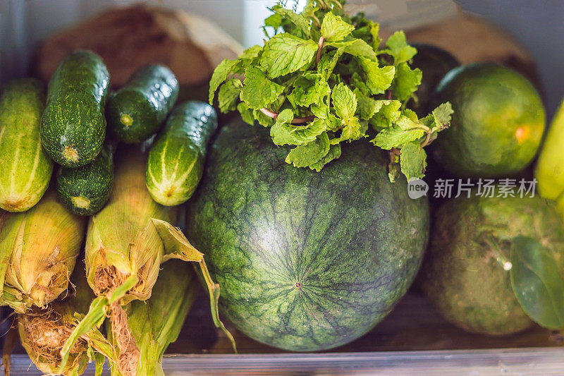 开放式冰箱充满了新鲜的水果和蔬菜，生的食物概念，健康的饮食概念