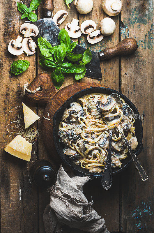 铁锅蘑菇意大利面配帕尔马干酪，罗勒