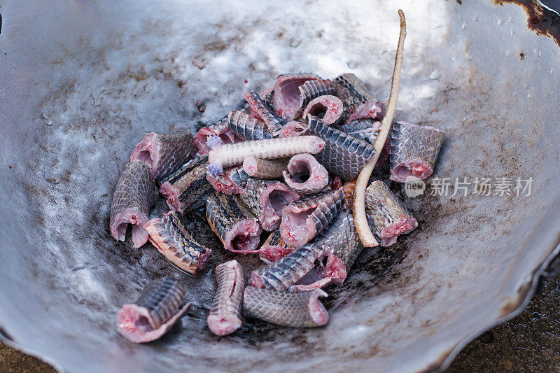 蛇肉在锅里煮。