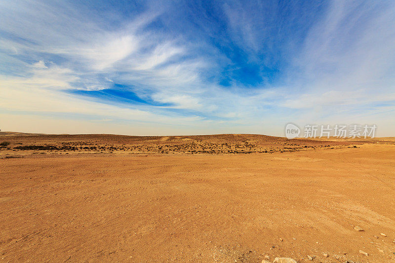 宽广的内盖夫沙漠全景与云在风中