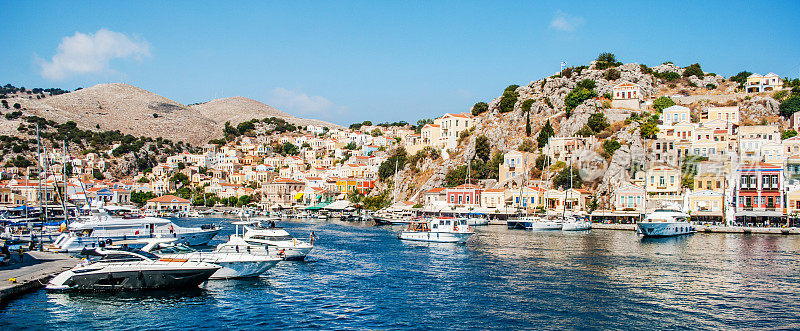 精彩的希腊。西米岛，碧绿的大海，港口里的游艇，岛上山坡上五颜六色的房子