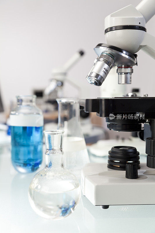 科学实验室的显微镜和医学研究设备