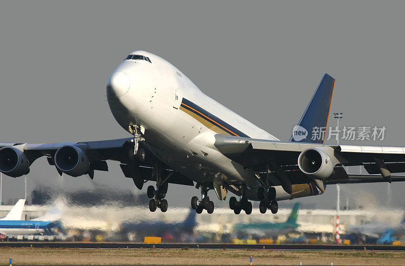 一架波音747在一个阳光明媚的日子起飞