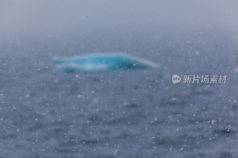 漂浮在北极的冰山