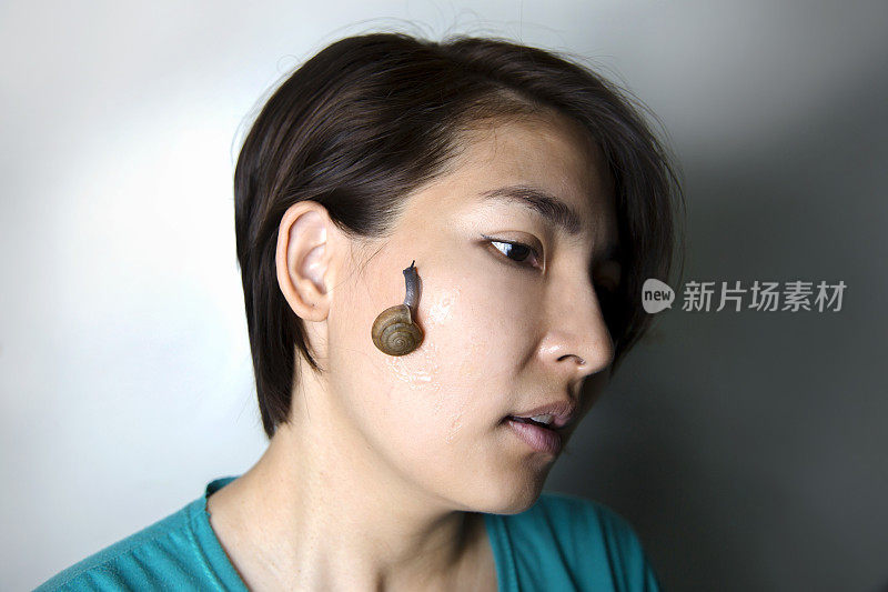 蜗牛按摩脸部亚洲女人