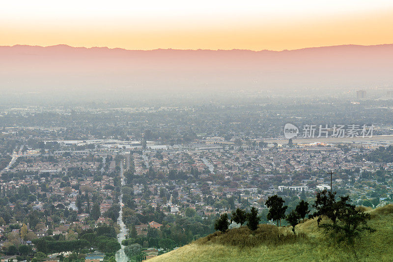 空气污染的硅谷日落。