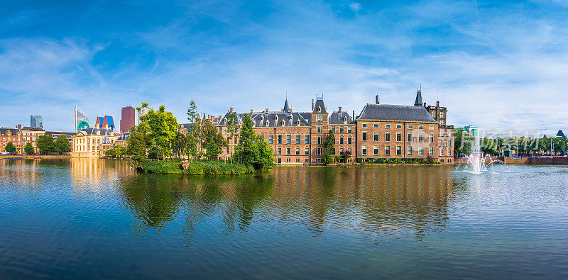 荷兰海牙的Hofvijver池塘(庭院池塘)和Binnenhof综合体