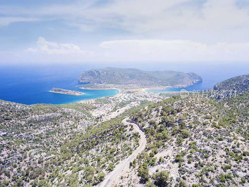 鸟瞰图透明的绿松石海，美丽的沙滩。没有人，地中海沿岸的天山角。