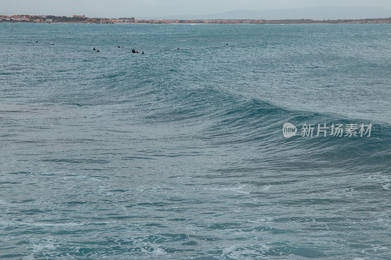 一群冲浪者在海浪中冲浪