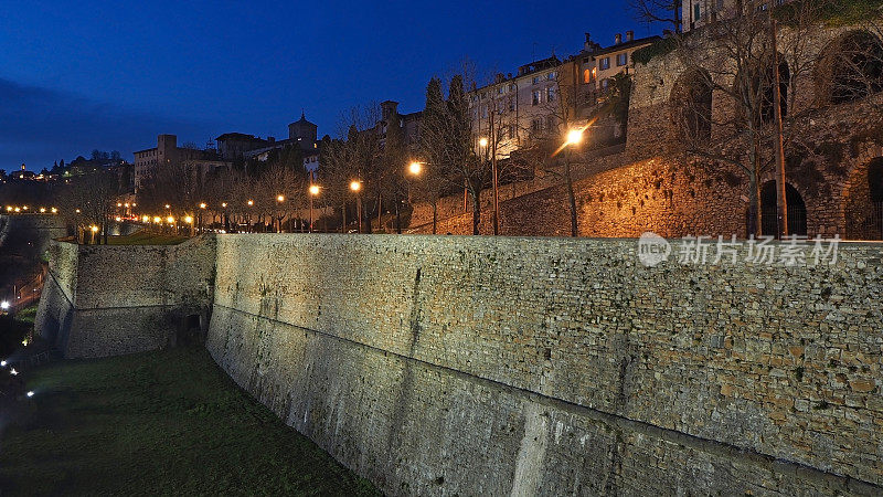 意大利贝加莫。夜景古城(上城)古城墙上的景观