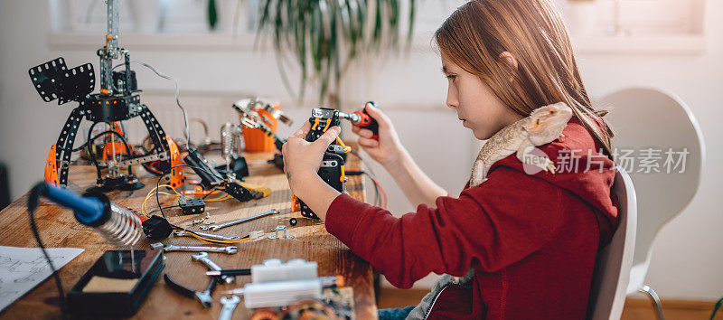 女孩建筑机器人