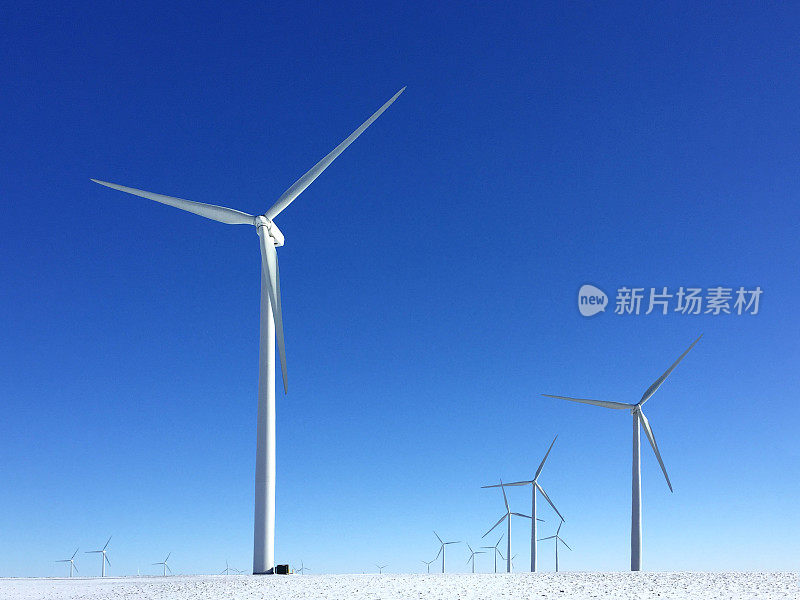 雪地里的风力涡轮机