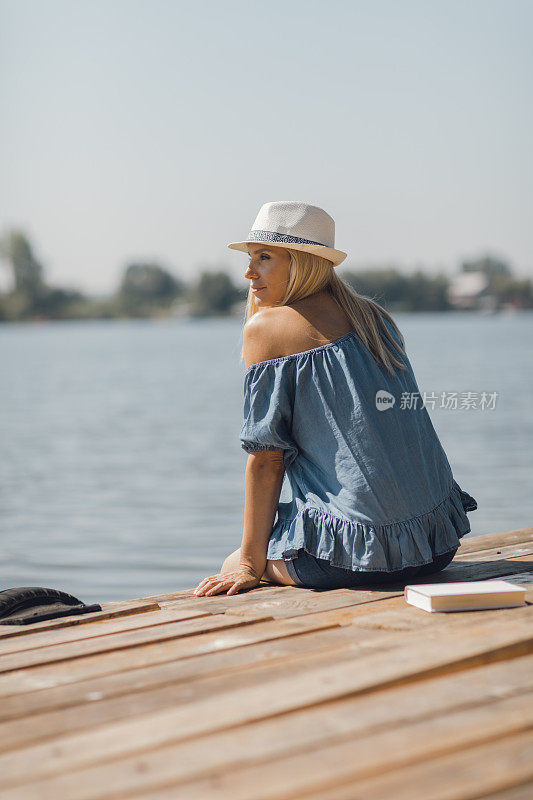 中年妇女在湖边休息