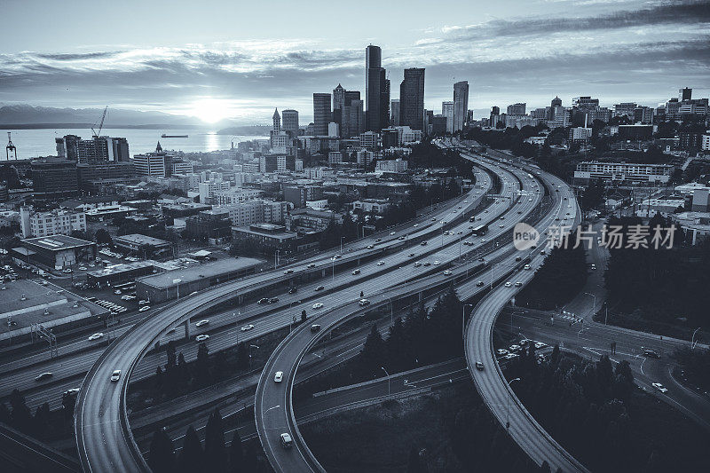西雅图，华盛顿滨水城市天际线与交叉高速公路