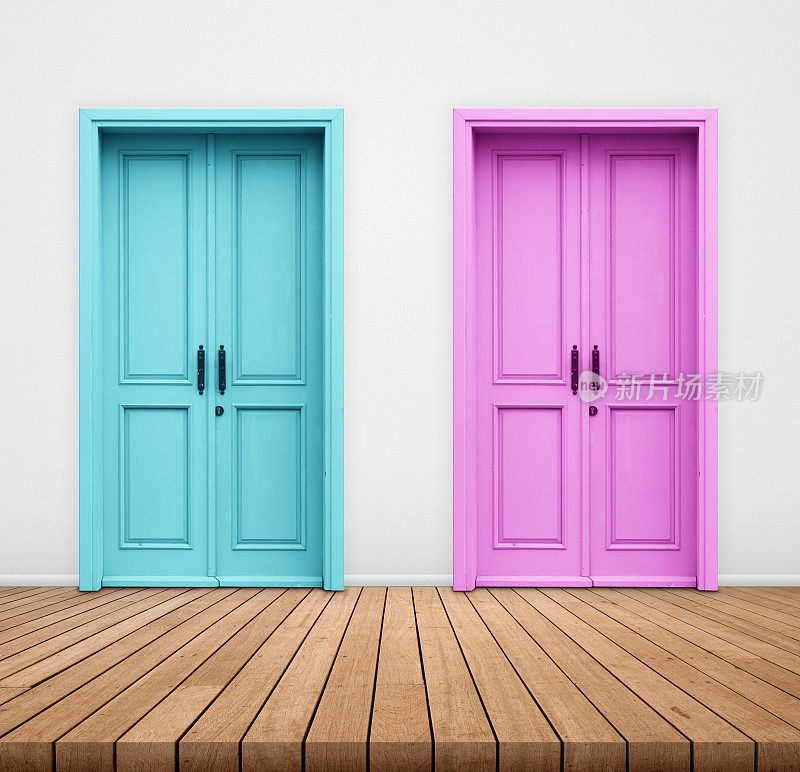 两扇门是绿松石色和粉红色
