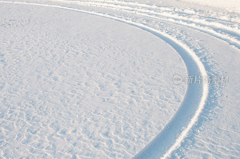 雪地上的轮胎印