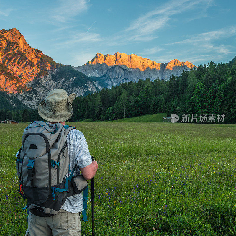 人在山中欣赏日落