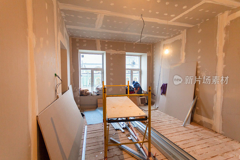 公寓的维修材料正在建造、改建、重建和翻新中。用石膏板或石膏板做墙。