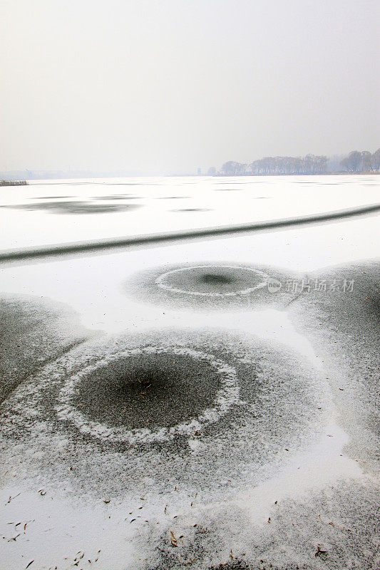 圆形图案上的冰，在河面上，冬天，中国