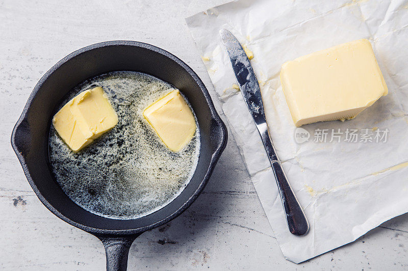 黄油。热锅顶视图中的黄油片