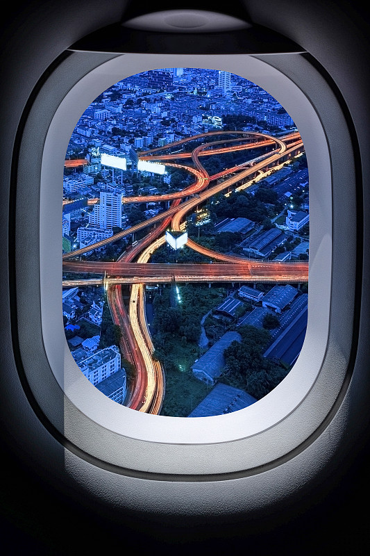 飞机窗外美丽的泰国城市景观
飞机窗外美丽的泰国城市景观