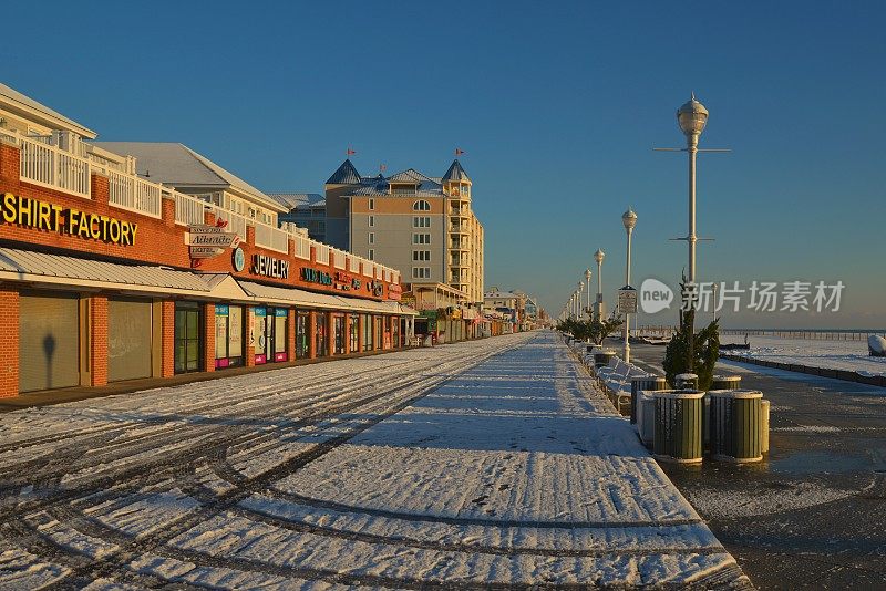 雪中的海洋城木板路