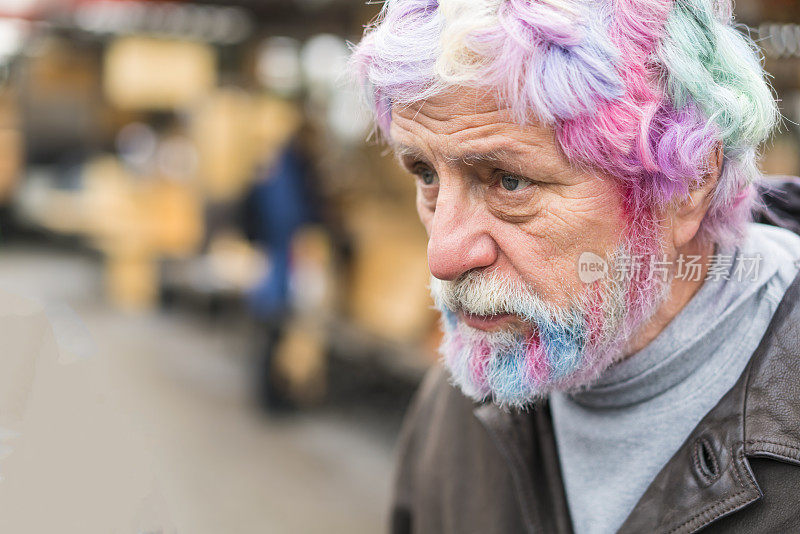 老人的肖像与彩虹彩色听到和胡子购物