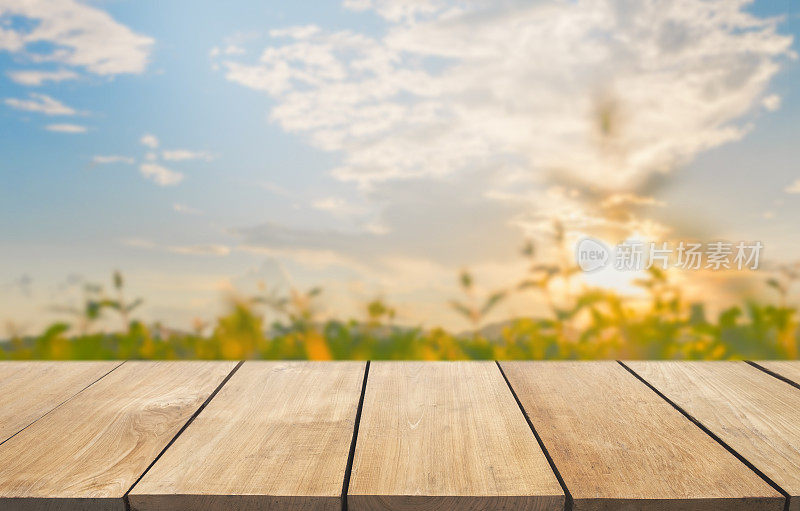 空木桌和蓝天模糊了湖的景色