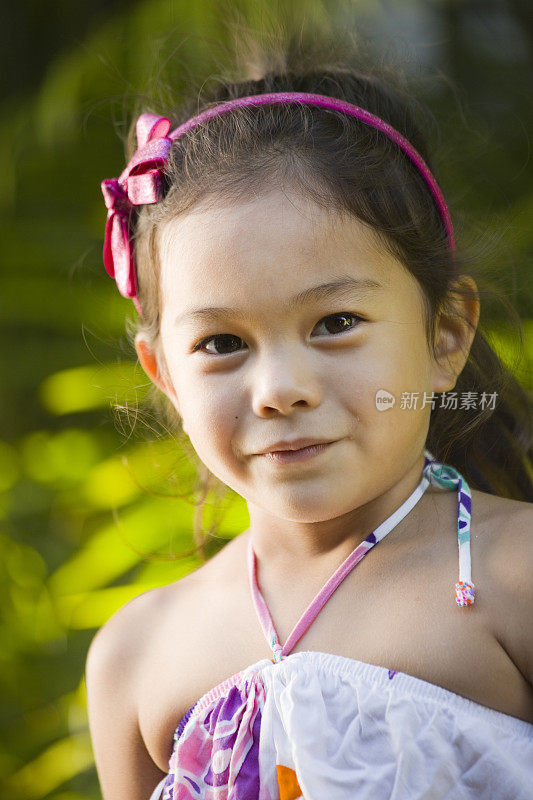 年轻女孩夏威夷波利尼西亚儿童在休闲服装