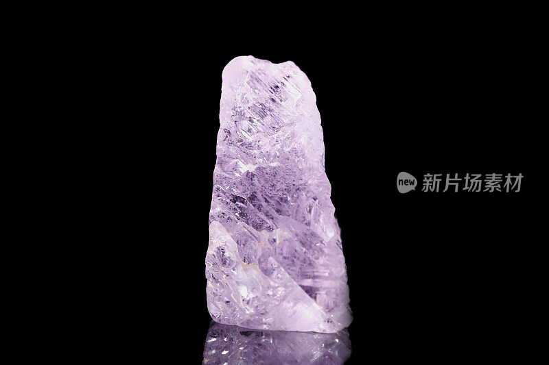 滚落的kunzite(淡紫色锂辉石)宝石