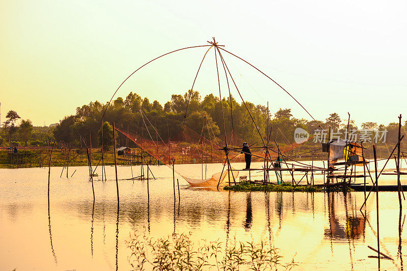 渔民采用传统的竹制捕鱼工具捕鱼