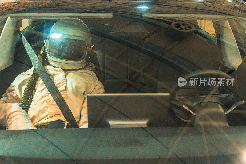 宇航员坐在车里