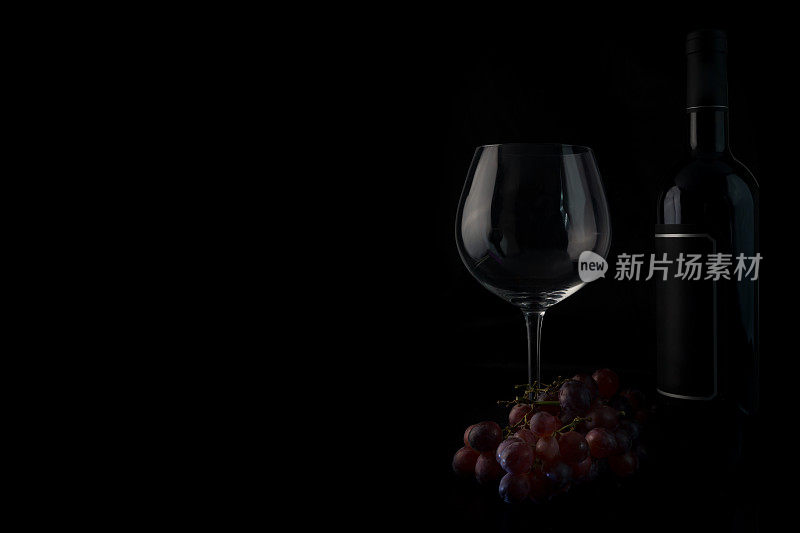 酒瓶，葡萄和酒杯