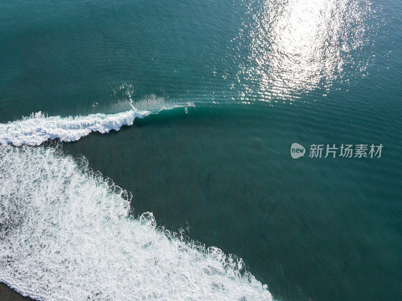 风平浪静的海面上波涛汹涌