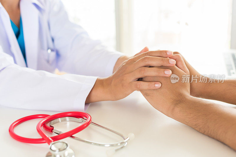 医生握着病人的手。医学保健理念。医生和病人。