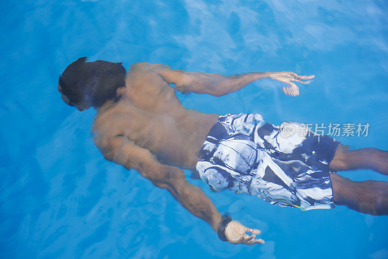 马尔代夫，印度洋上一个从水里出来的男人的变形。