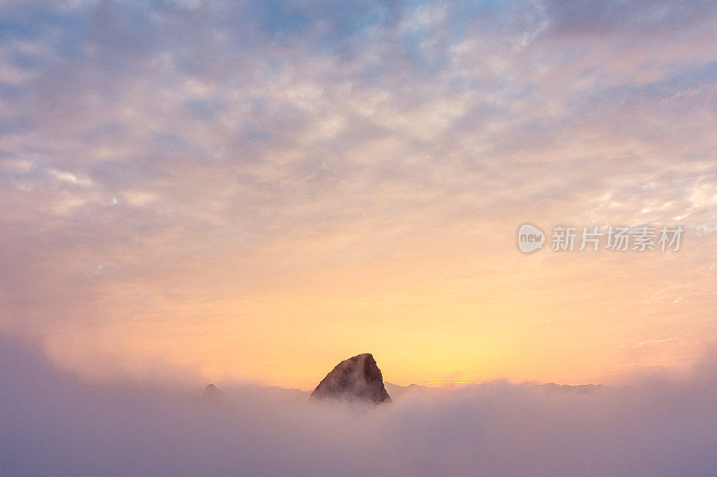 山顶云雾日出景观阳朔