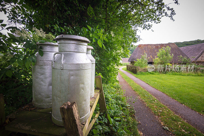 近距离观察英国约克郡乡村的金属牛奶罐