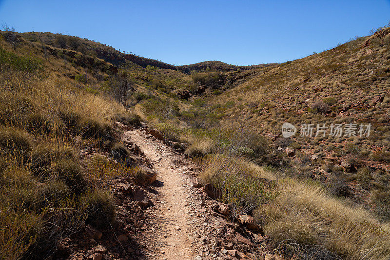 拉拉平塔小径蜿蜒穿过澳大利亚西部麦克唐奈山脉的内陆沙漠