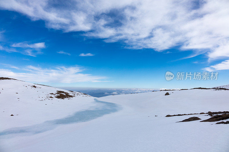 冬季山顶的冰川景观