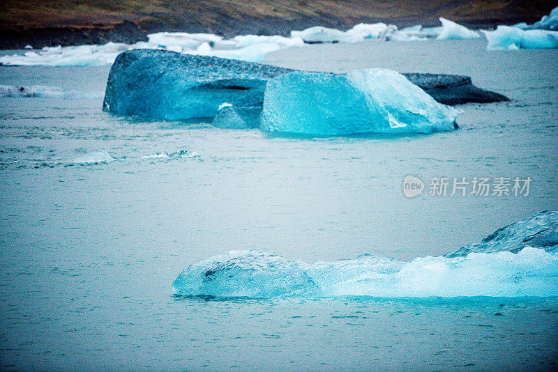 冰山漂浮在Jökulsárlón冰川泻湖冰岛在阴天