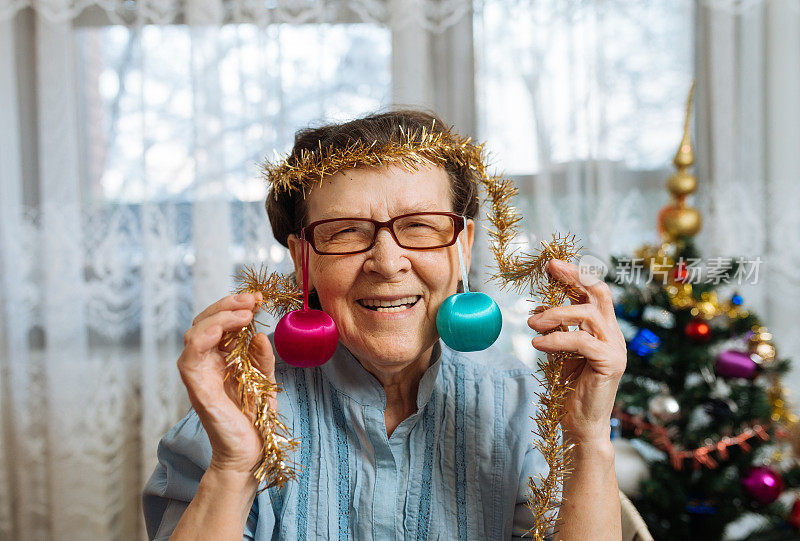 老年妇女庆祝圣诞节