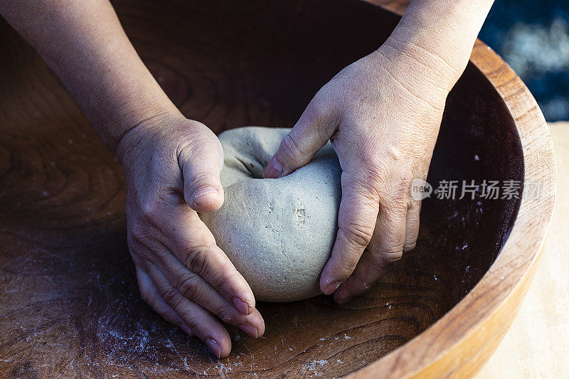 由专业工匠制作的日本荞麦面。荞麦粉加水，用拉面棒把面团拉直，用菜刀切成小块。