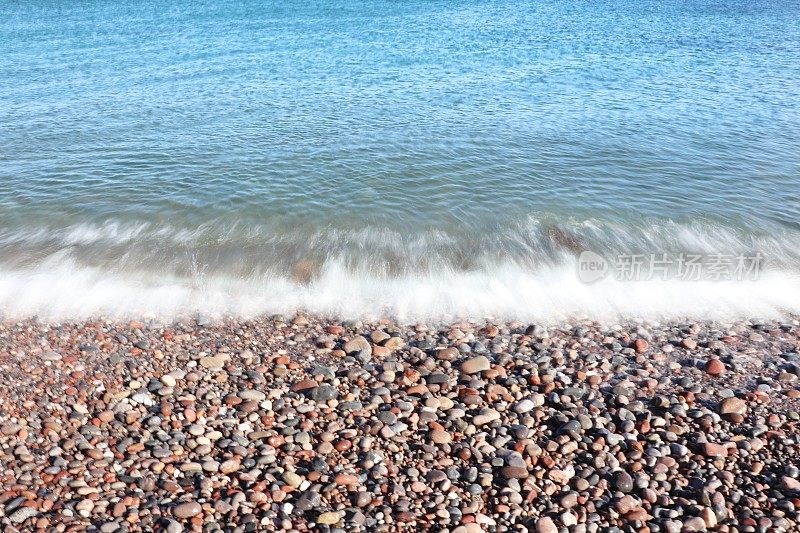 海浪拍打着海岸上的卵石