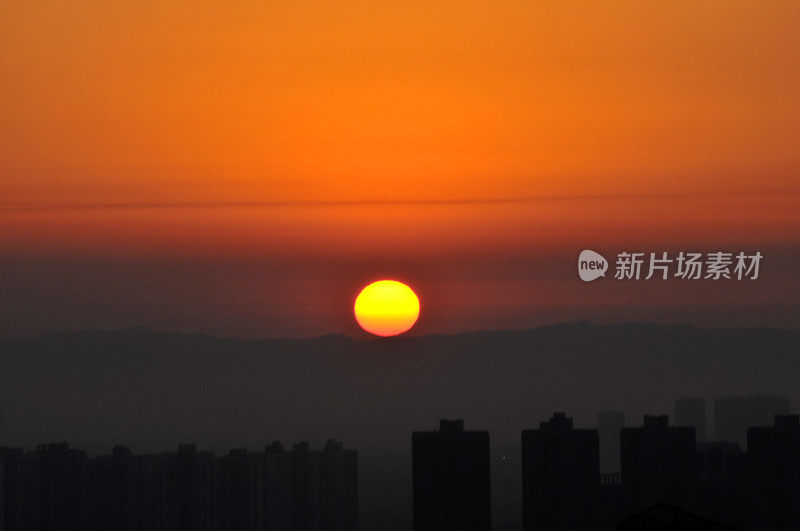 耀眼的太阳在金色的天空