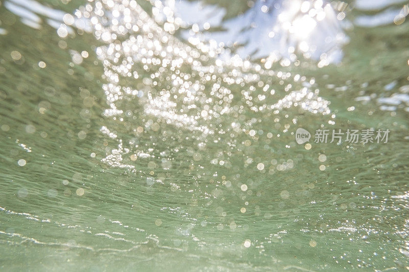 在波斯科诺海滩水下，当海浪在头顶上冲破时，向上看水面。