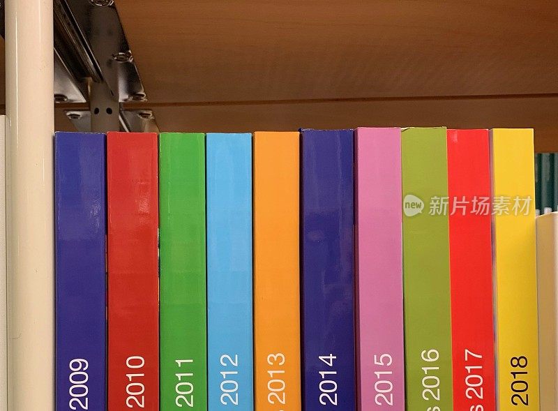 书籍书脊连续多色，年度数量从2009年到2018年