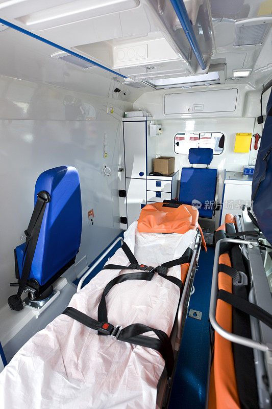 一辆现代救护车的内部视图